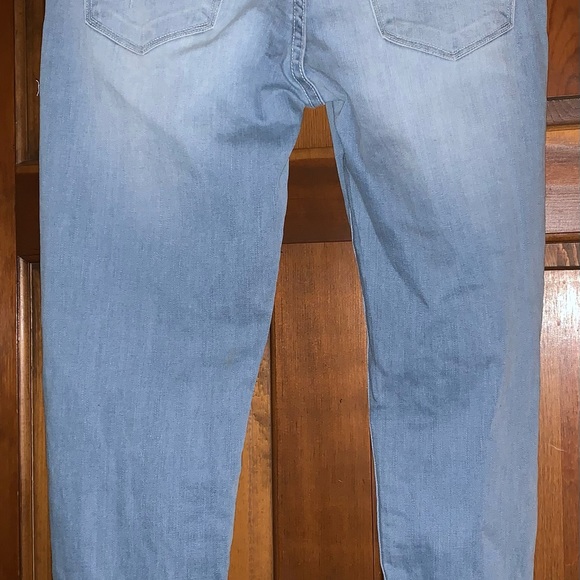 NWT Light washed skinny jeans w/ distress - Picture 2 of 10